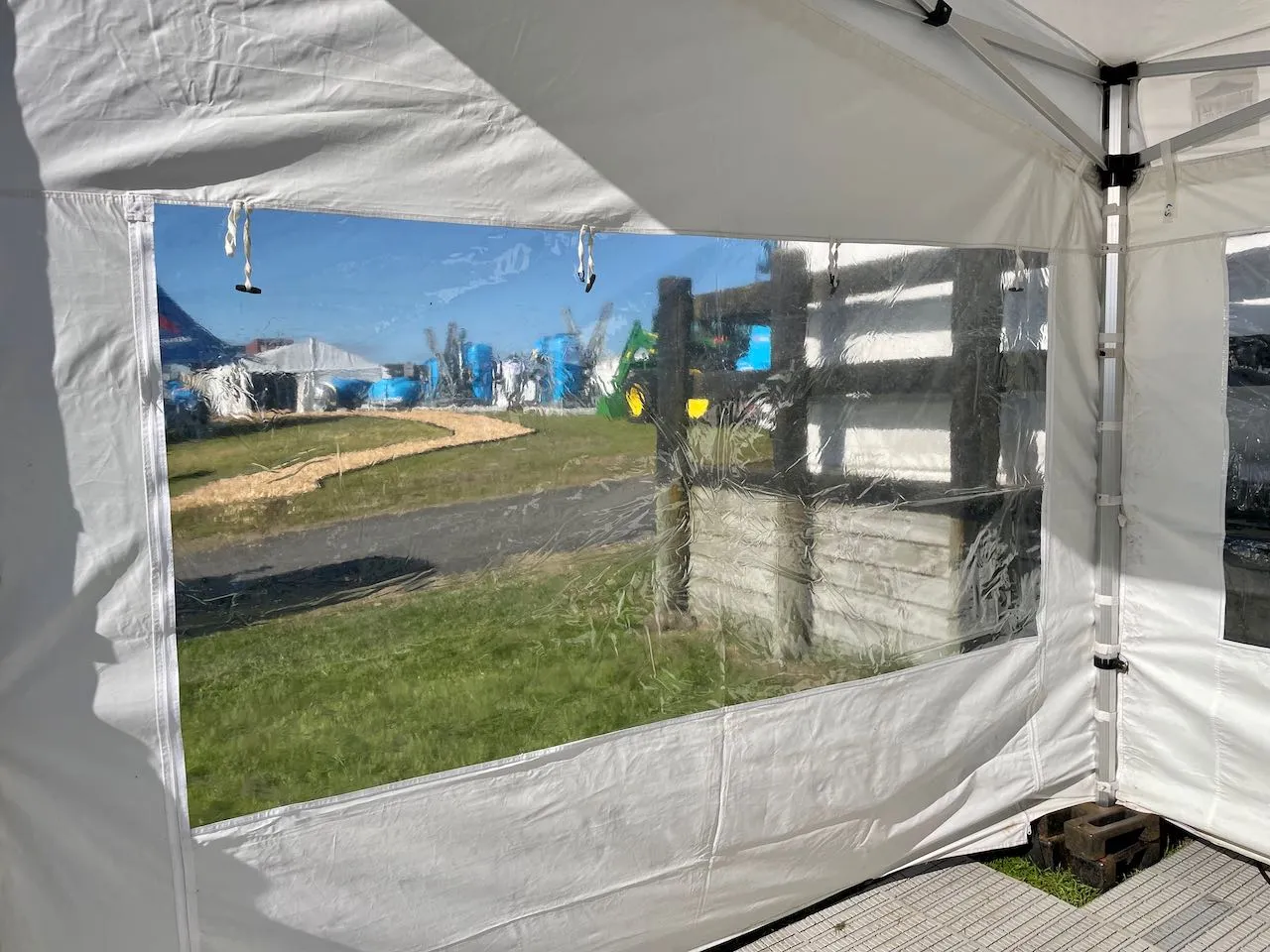 5.7x2.7m KNE Awning Includes x 3 Clear window Side Walls
